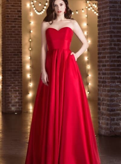 Obrázek ženy s dlouhými červenými společenskými šaty od značky Gino Cerruti