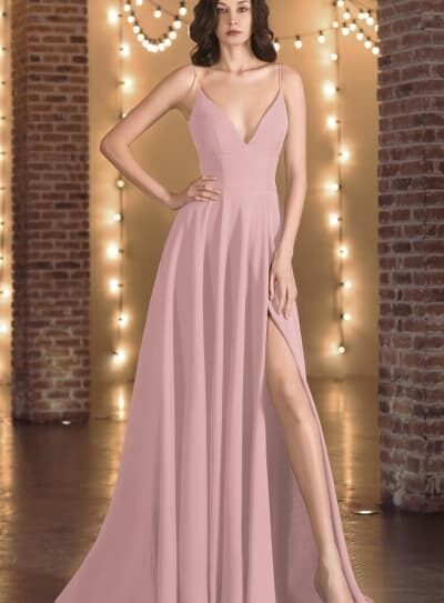 Obrázek ženy s dlouhými růžovými společenskými šaty od značky Gino Cerruti