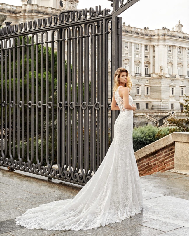 Obrázek ženy se svatebními šaty Ness od značky Aire Barcelona