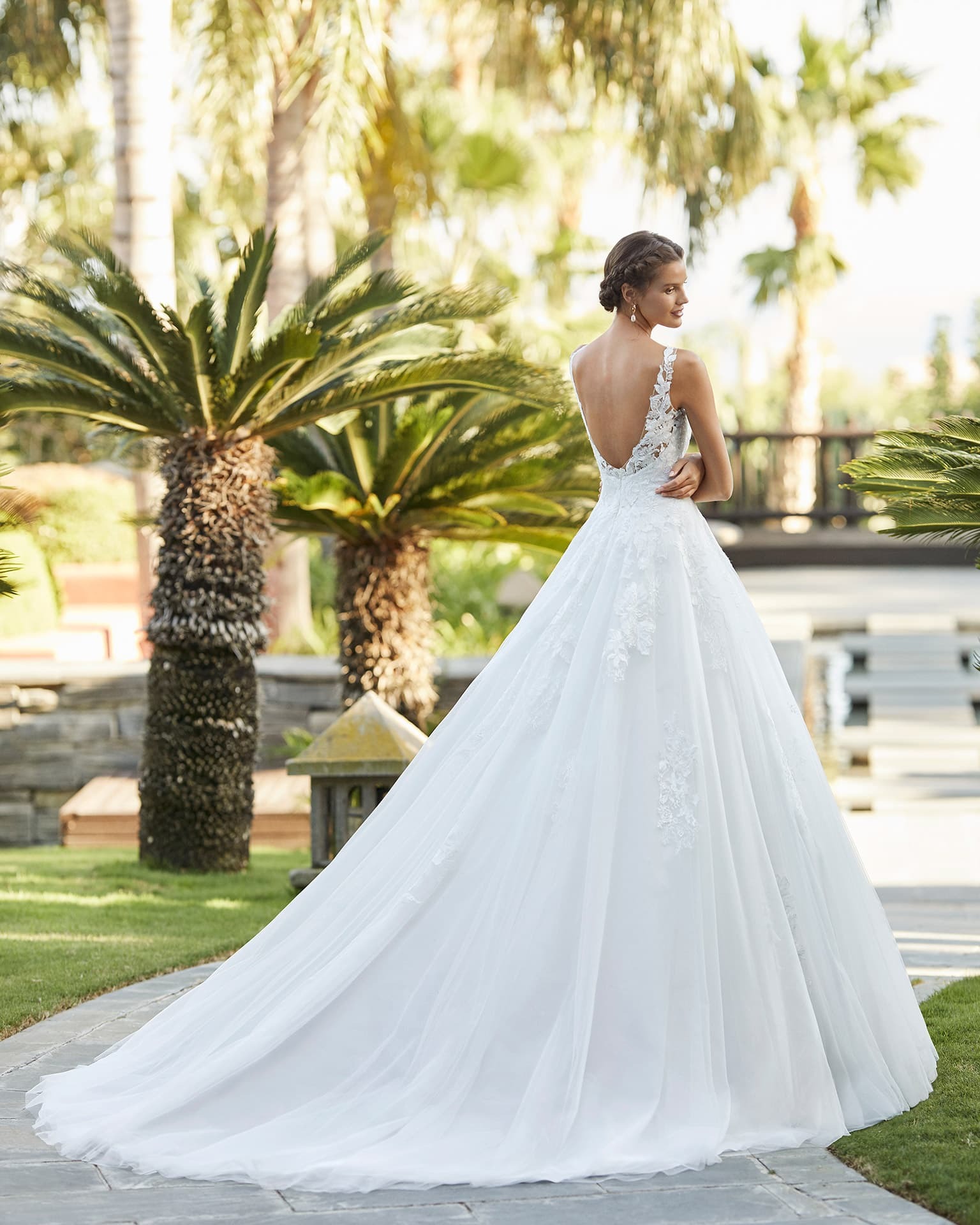 Obrázek ženy se svatebními šaty Zindel od značky Aire Barcelona